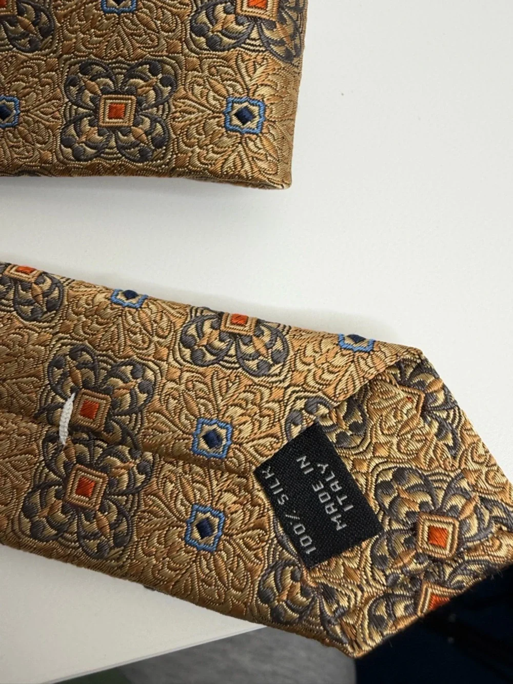 Jos. A. Bank Classic Gold Patterned Silk Tie Workwear 3 3/8” x 59‎ 1/2” Preppy